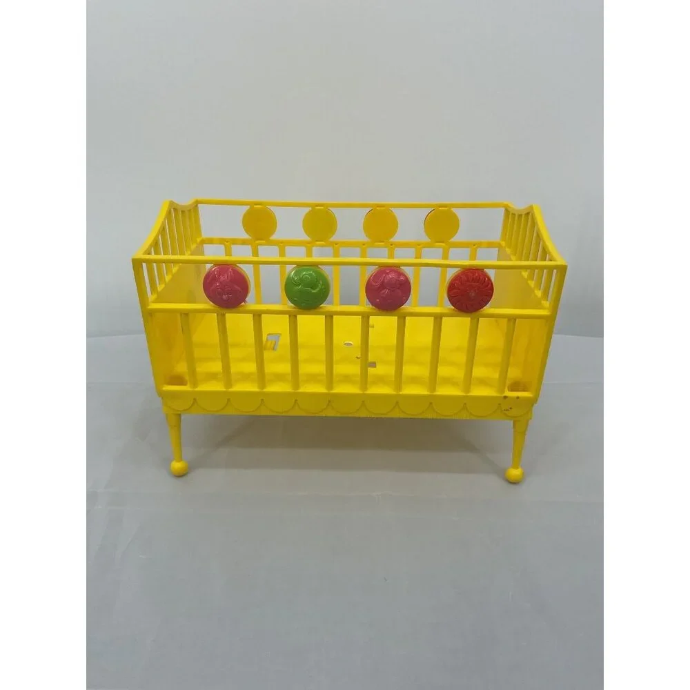 vintage 1960s Topper Deluxe Reading Suzy Cute doll crib